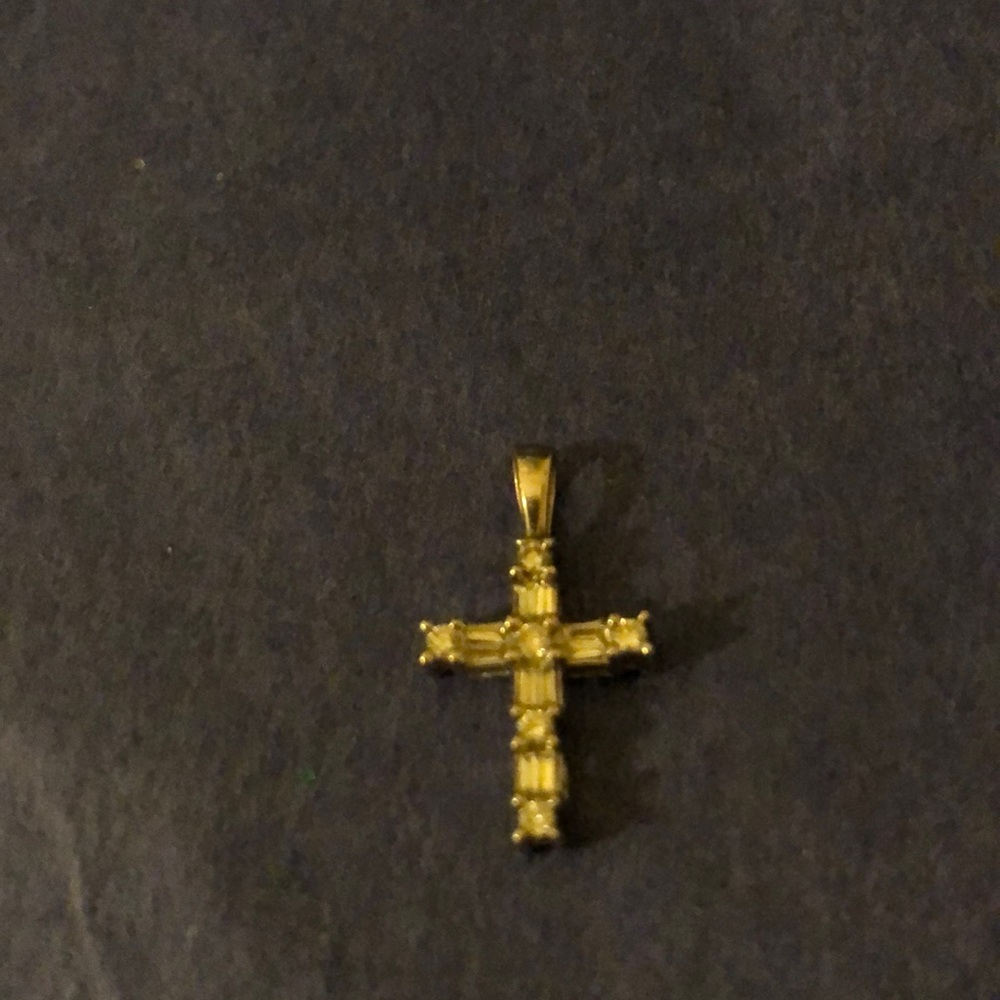 14 karat white gold and diamond cross.⭐️⭐️⭐️